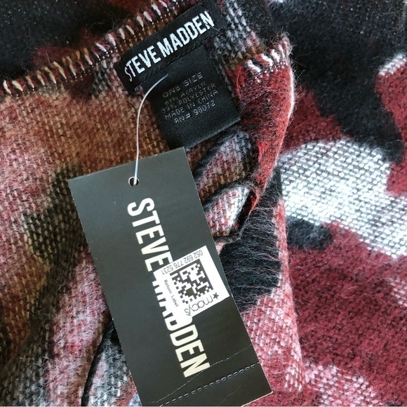 Steve Madden Camo Print Black Maroon Scarf NWT - Picture 3 of 5